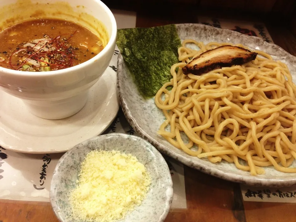 お仕事も一息ついての深夜徘徊のゴールは、極太のカレーつけ麺。チーズええな。|たけうちさん