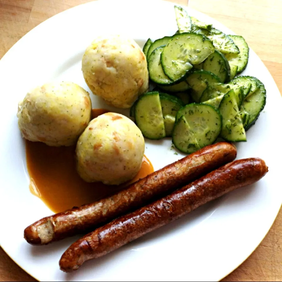 Würstchen mit Kartoffelknödeln und Gurkensalat|wiwi mrgさん