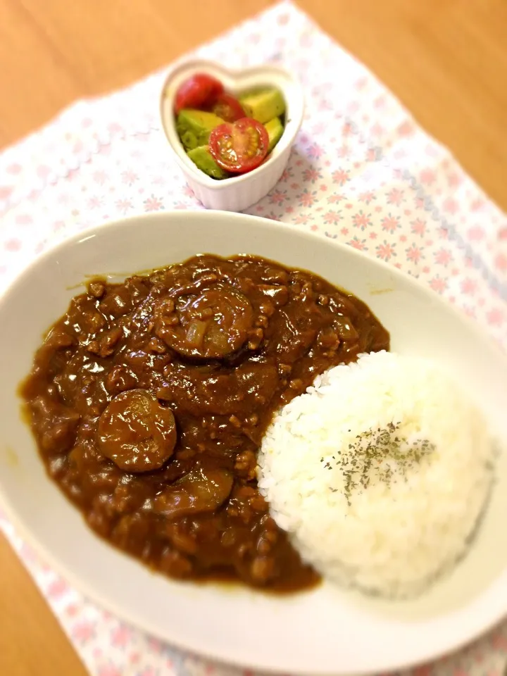 なすとひき肉のカレー、アボカドトマトサラダ|まきさん