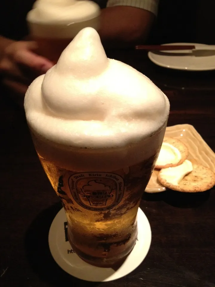 夜中の栄にて。 一度飲んでみたかったフローズンビール。 もう飲んだからいい！の、気持ちw  ずっとビールの香りが残ります。|Atsueさん