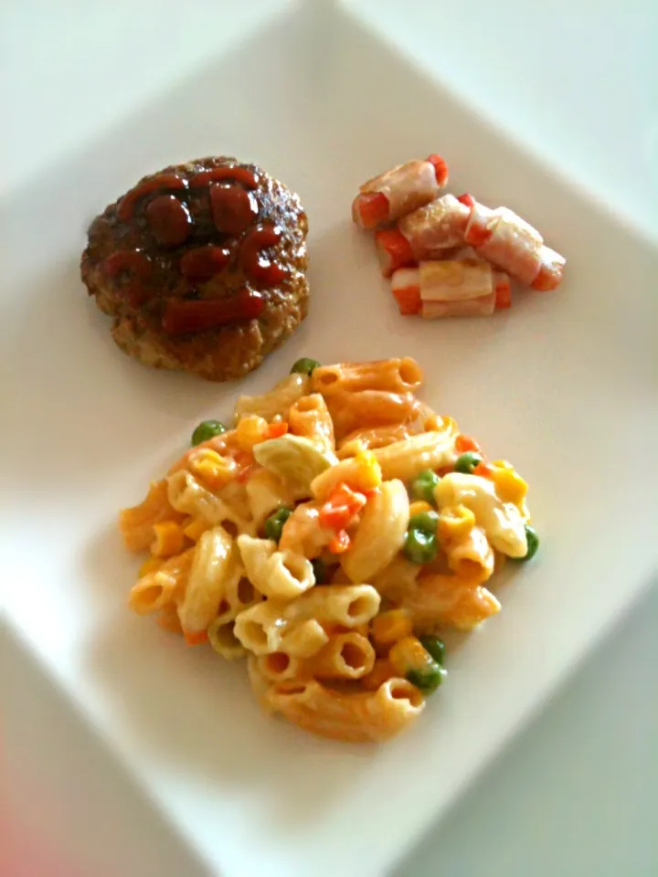 Snapdishの料理写真:[Kid's Lunch] White Sauce Vegetable Macaroni, Curry Hamburger Steak, Crab Stick with Gyoza Skin|keikeilimさん