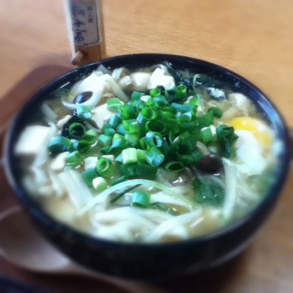 朝の味噌汁の残りで、けんちん風煮込みうどん。|hoppycowさん