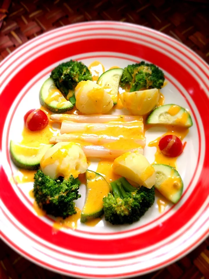 Steamed vegetables with Sauce Hollandaise♨蒸し野菜のｵﾗﾝﾃﾞｰｽﾞｿｰｽがけ|🌈Ami🍻さん