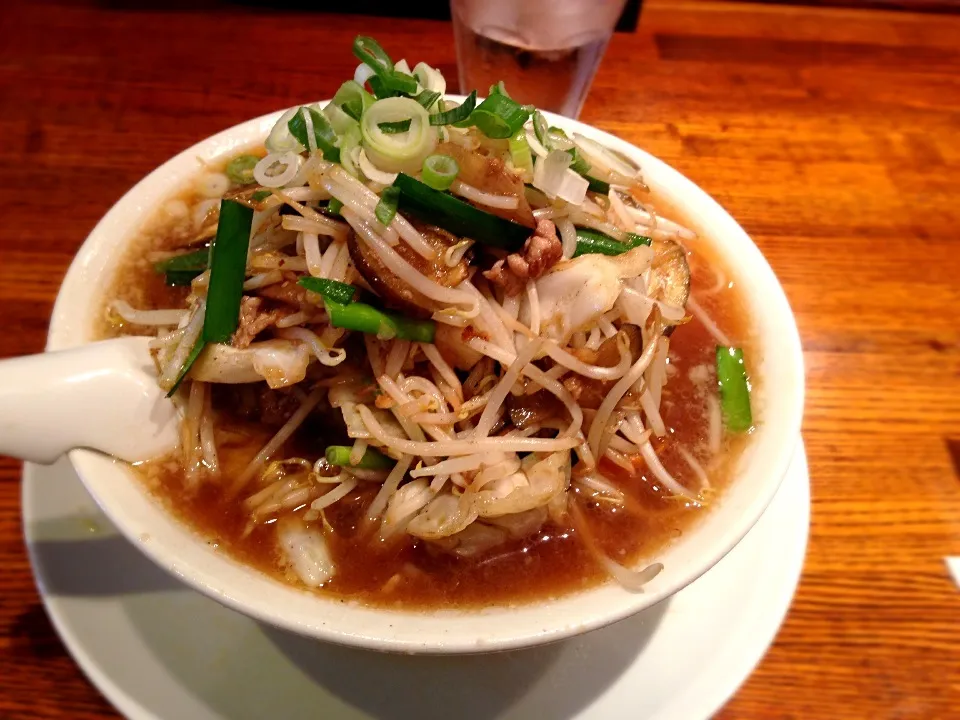 Snapdishの料理写真:野菜醤油ラーメン＠やどがり屋(栄) Ramen con muchas muchas  verduras|vakitaさん