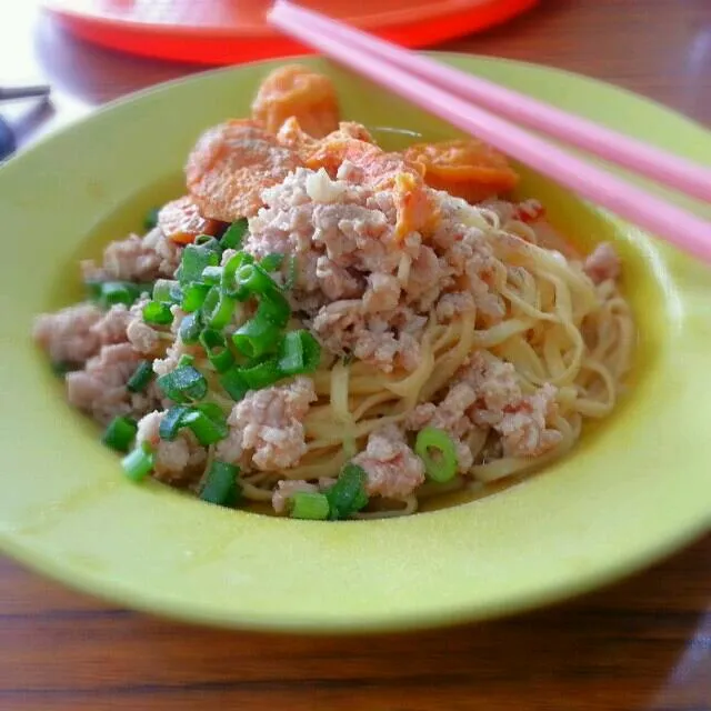 'hakka' flat noodles..topped with minced pork..thai fish sauce..I added a little curry tofu..|yapさん