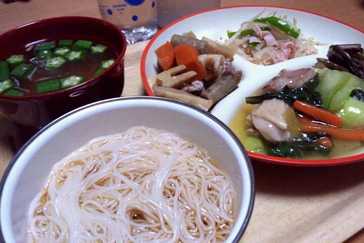 鶏肉とチンゲン菜の中華炒め、豚肉と根菜の煮物、モヤシとピーマンとハムのおひたし、オクラとしめじの味噌汁、ソーメン、野沢菜漬け|かえさん