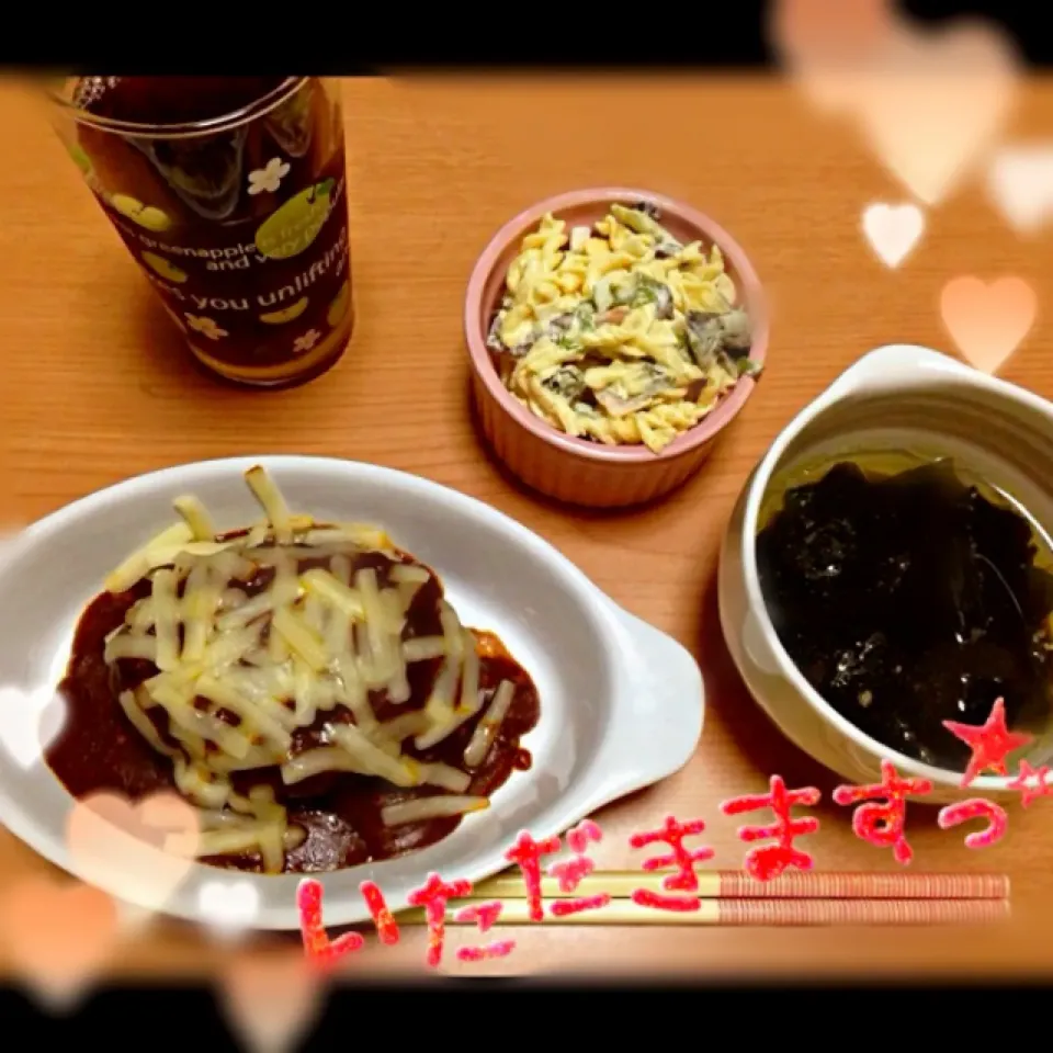 Snapdishの料理写真:煮込みハンバーグ、マカロニサラダ、ワカメスープ(^_^*)|azuさん