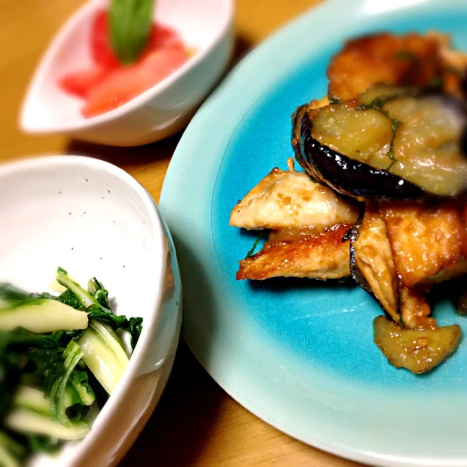 茄子と厚揚げと鶏ササミの味噌炒め♡うまい菜のおひたし♡トマト|さちこ(さがねっち)さん