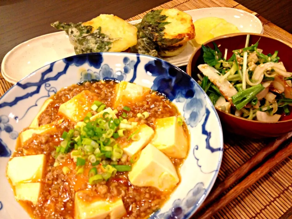 麻婆豆腐、じゃがいもで椎茸挟み揚げ、水菜ときゅうりと新玉と竹輪の中華サラダ|masakoさん