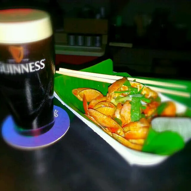 at the Pub in Seremban..having Guinness with grilled chicken wings with friends..cheers!|yapさん