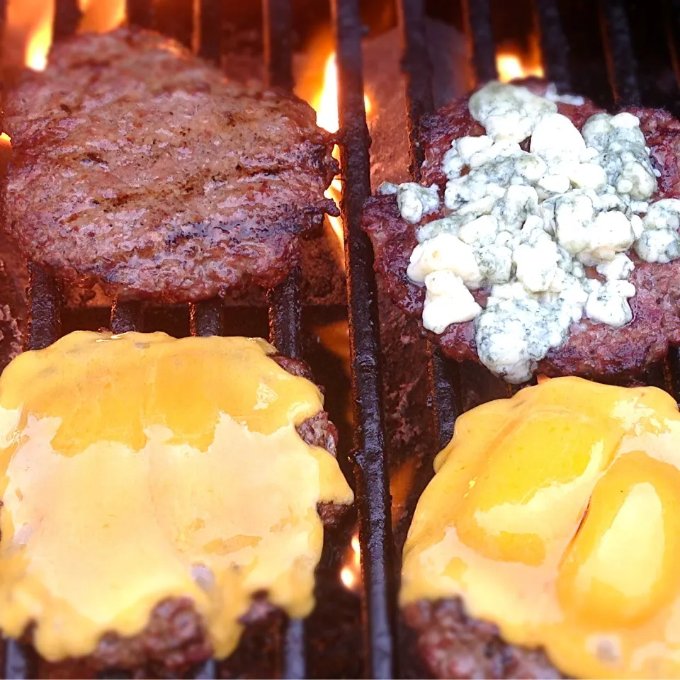 Grilled cheddar cheese and blue cheese burgers|Christopher Denman Williamsさん