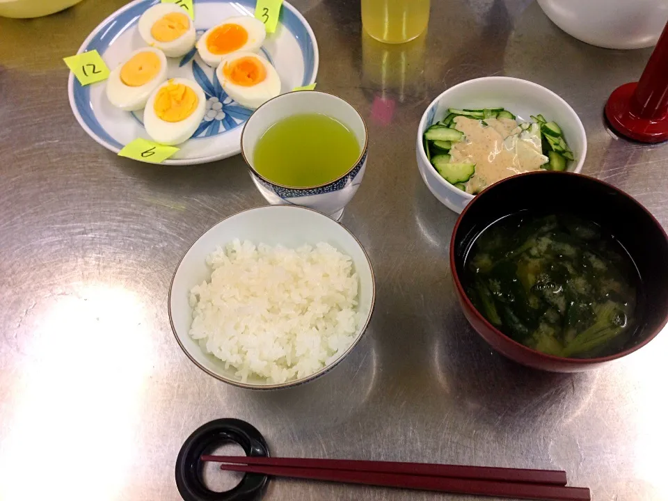 Snapdishの料理写真:ゆで卵 味噌汁|すのさん