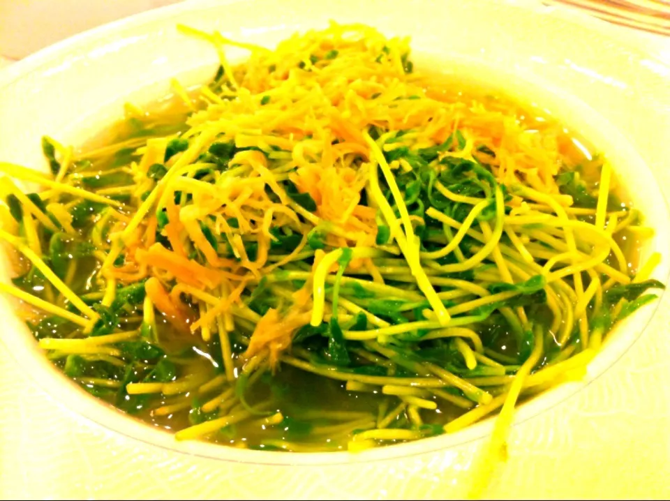 Pea sprouts with conpoy in rice soup|skyblueさん