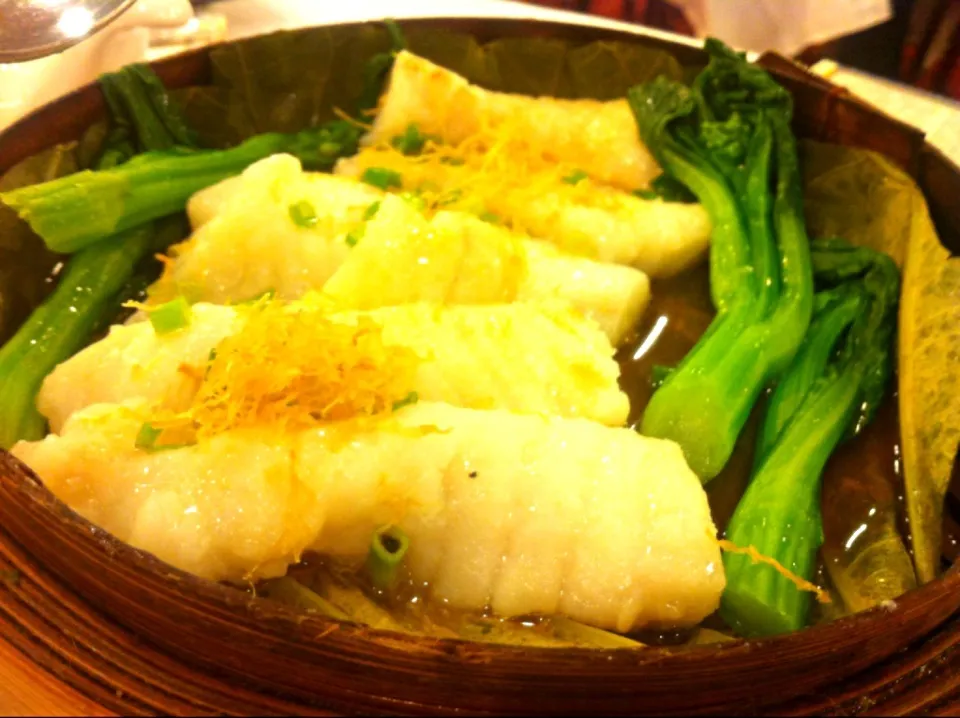 Steamed spotted garoupa sliced with vegetables & crispy ginger|skyblueさん