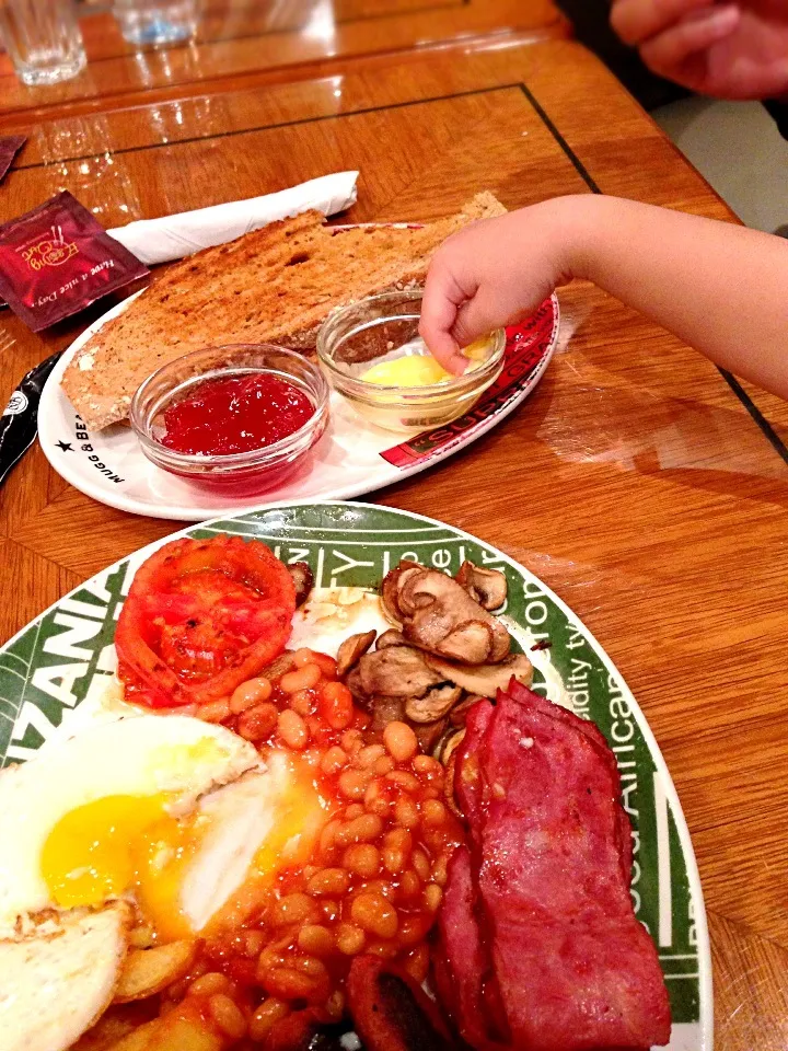 Famous Mugg & Bean Breakfast, Abu Dhabi Mall|noorabitaさん