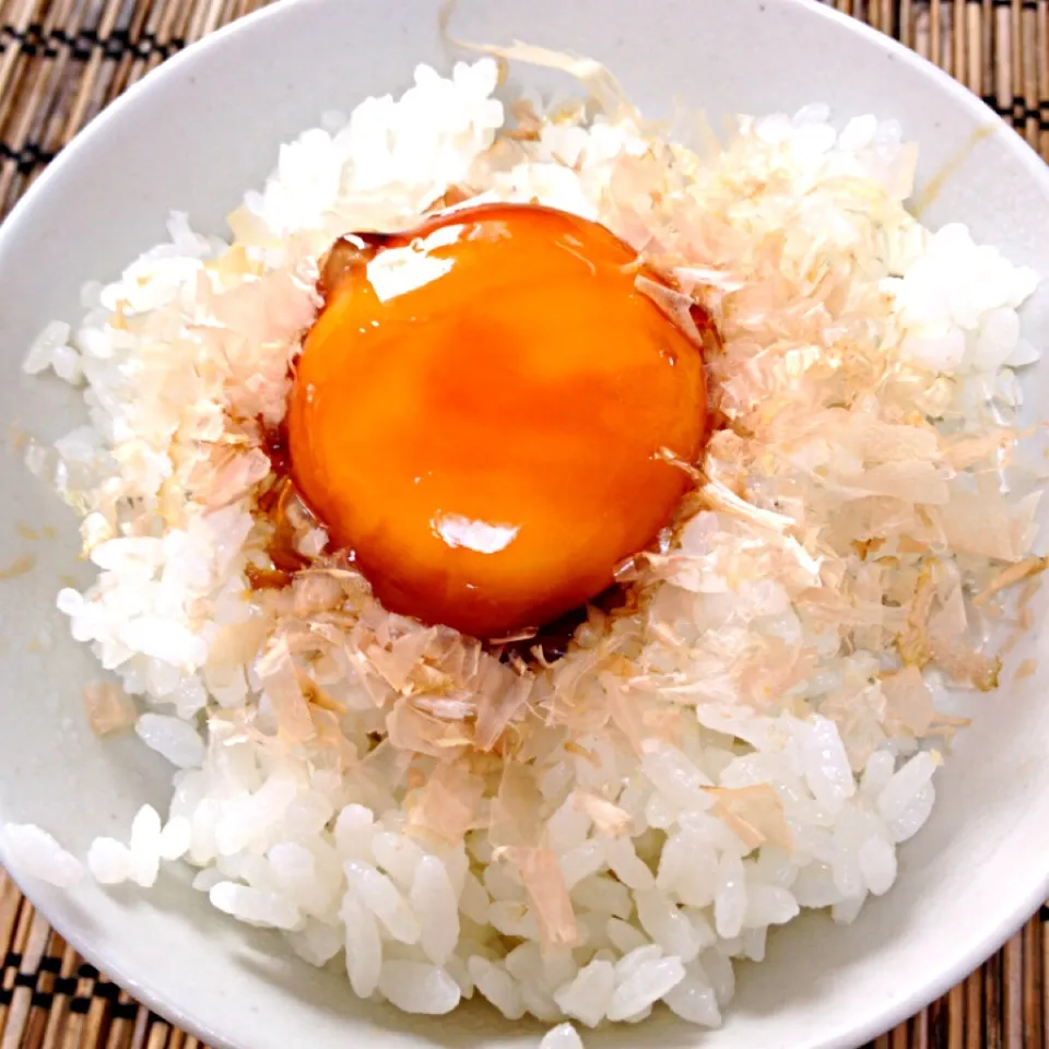 卵黄の醤油漬けで朝ごはん🍚|ぬっぺさん