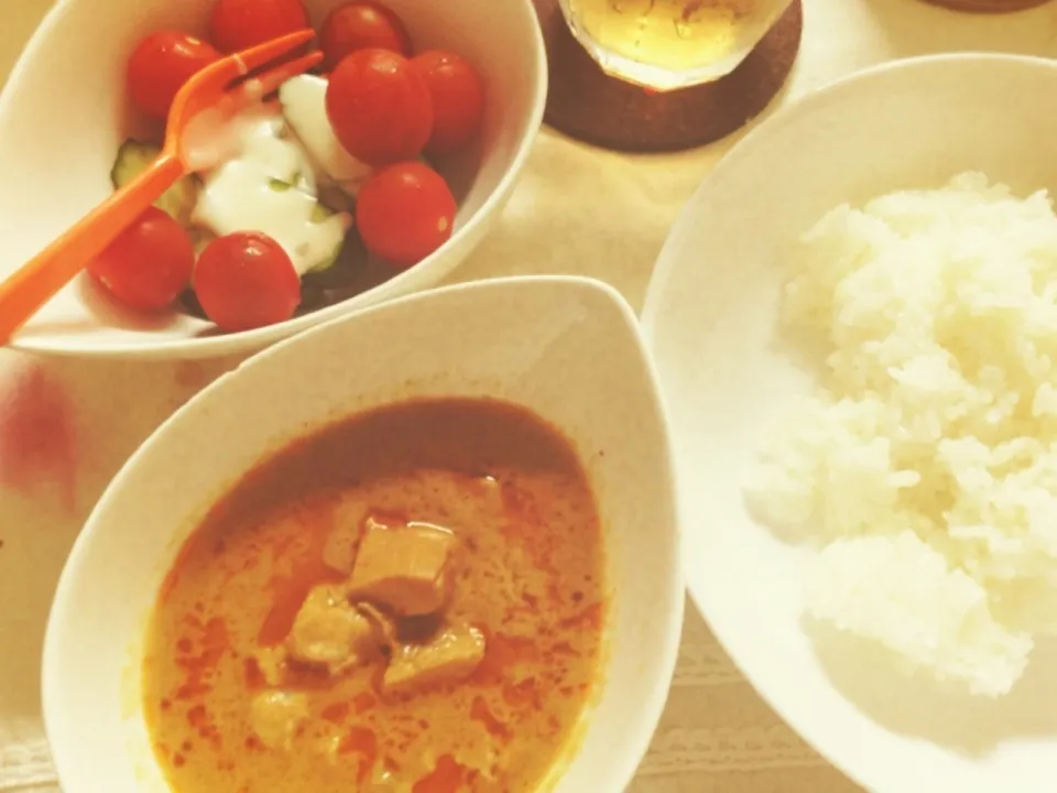 Snapdishの料理写真:いなばのタイカレー、きゅうりとトマトサラダ。|霧雨さん