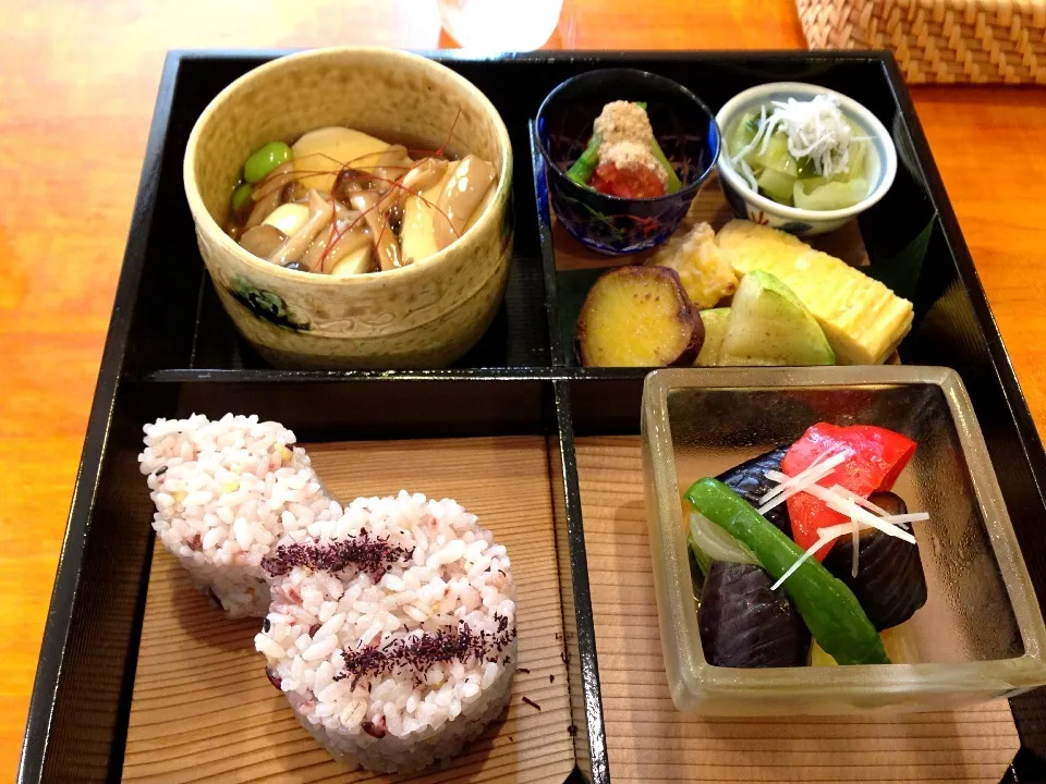 松花堂弁当🍱(夏野菜の揚げ浸し&豆腐の茸と枝豆あんかけ)|こいちさん