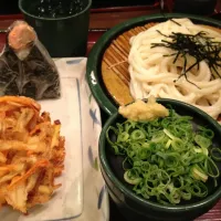 Snapdishの料理写真:ざるうどん、かき揚げ、鮭にぎり|森重 仁さん