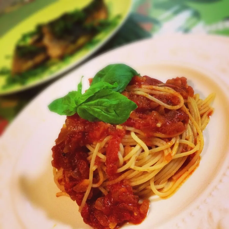 クララちゃん！完熟トマトで作ったソースでパスタとジェノベーゼ❤|志野さん