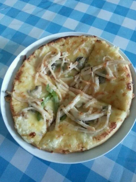 Snapdishの料理写真:Kids Chicken and Mushroom Pizza|Mrs BNazさん