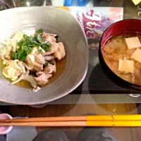 鶏肉のねぎ塩だれがけと味噌汁|せちゃんさん