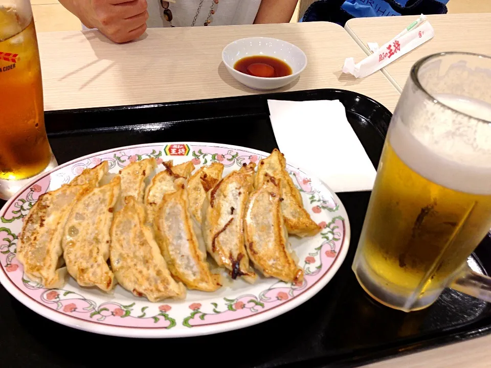 Snapdishの料理写真:餃子と生ビール|SUさん