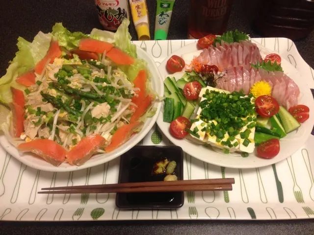 Snapdishの料理写真:鶏胸肉のアスパラもやし炒めスモークサーモン添え、奴サラダ、イサキのお造り！(=ﾟωﾟ)ﾉ✨|サソリさん