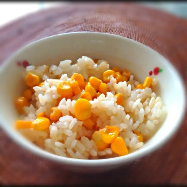 芯も使うよ❗トウモロコシの炊き込みご飯🌽|ベルさん