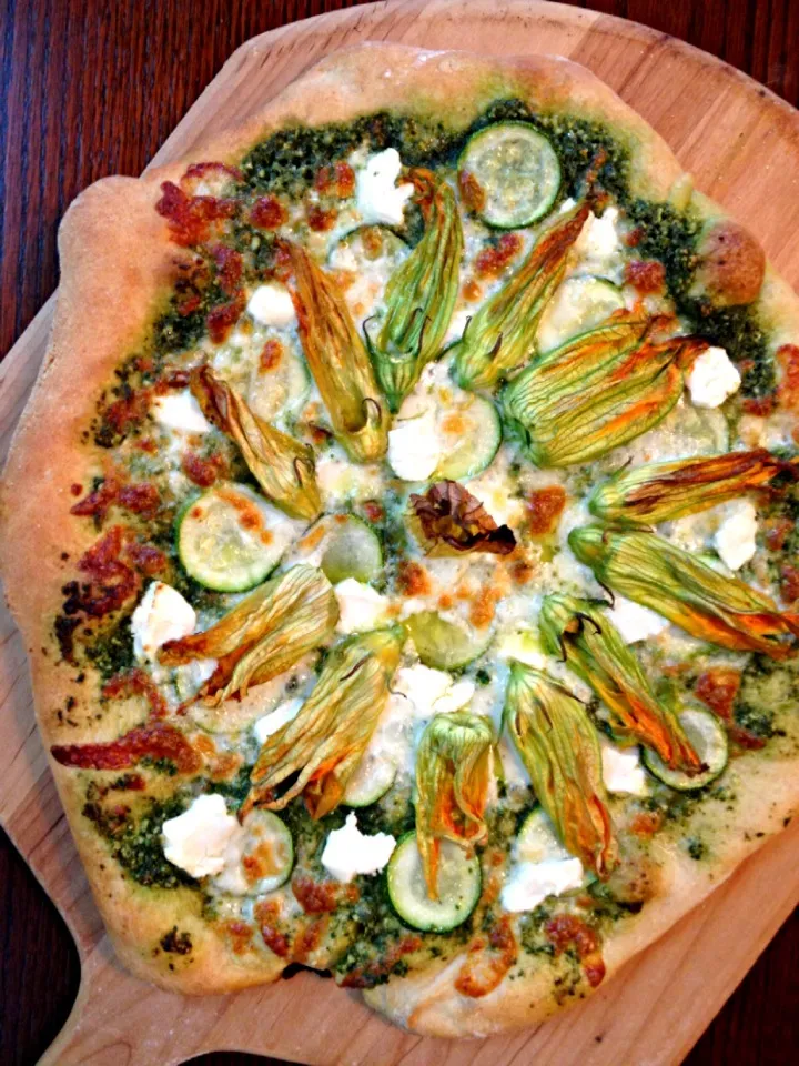 squash blossom and squash pizza|Matthew Cashenさん