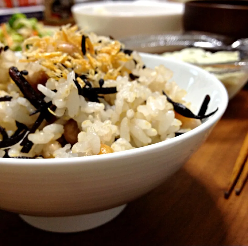 新しいお茶碗でヒジキ豆ご飯|ゆかこさん