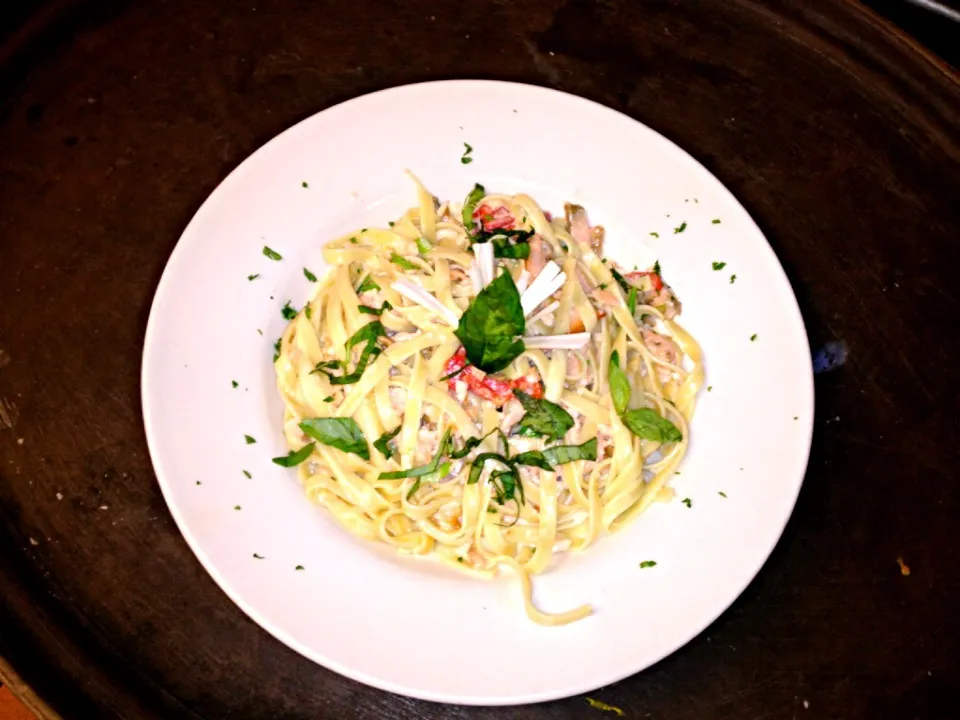 Smoked salmon tossed in white wine cream sauce on a bed of pasta|Theran Conradさん