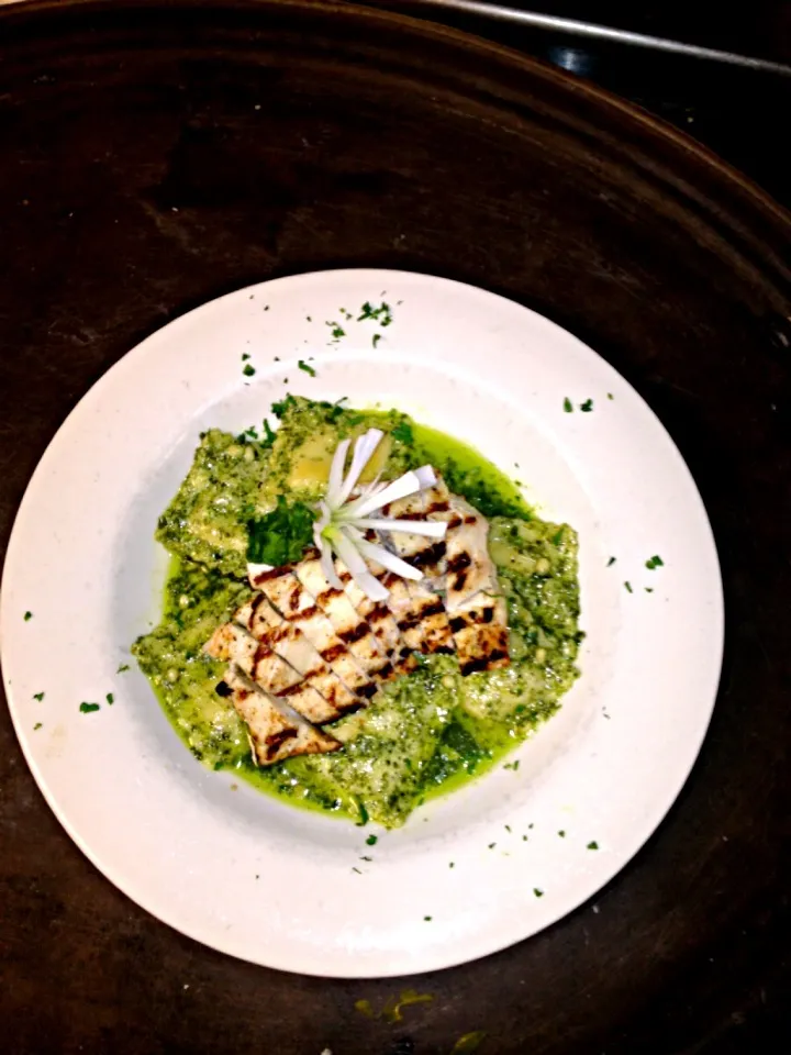 House made ravioli tossed in pesto accompanied with grilled chicken breast|Theran Conradさん