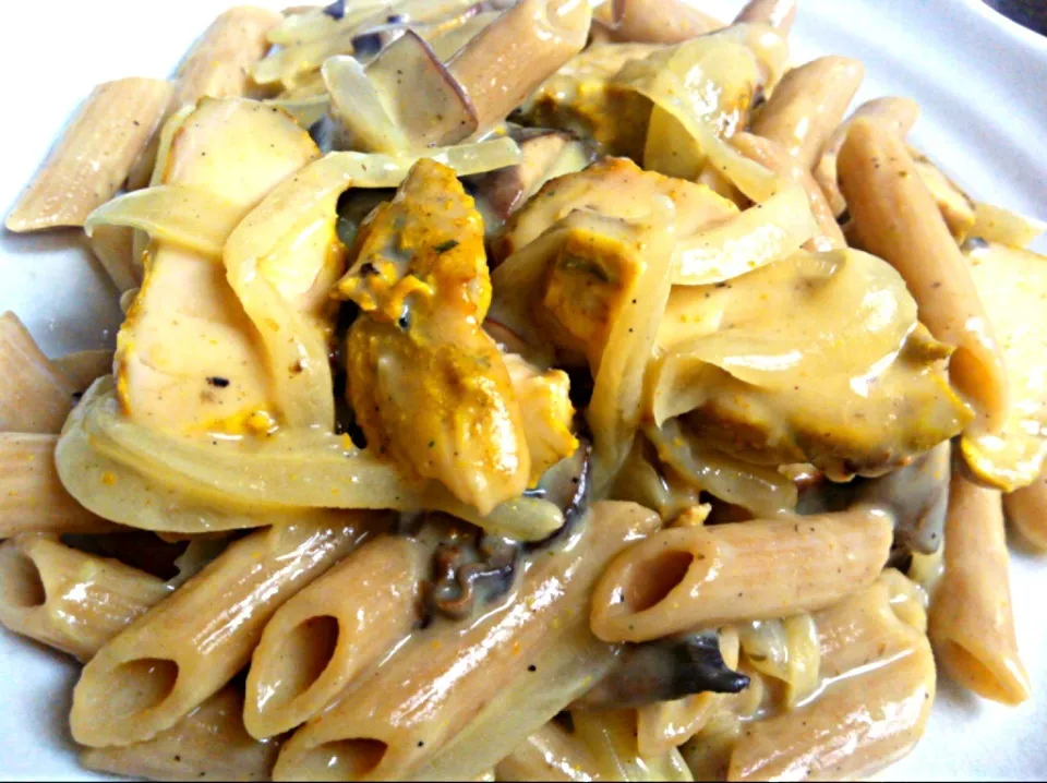 Cream sauce penne with yesterday's leftover BBQ chicken (curry taste) hint of Rani's chettinad masala...yum!  残り物のカレー味BBQチキンをクリームソースで。友達に貰ったスパイスで華やかな香り。|mamakumiさん