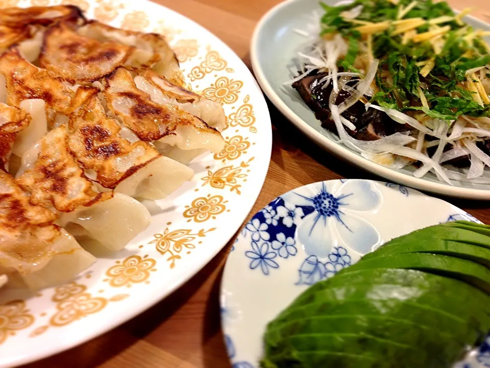 キャベツたっぷり餃子と鰹のタタキの晩ご飯|くぅさんさん