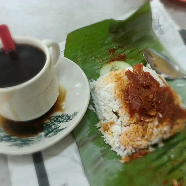 Malaysian's favourite breakfast..nasi lemak..rice cooked in coconut milk with chilli paste & wrapped in banana leaf served with black coffee..Happy Father's Day|yapさん