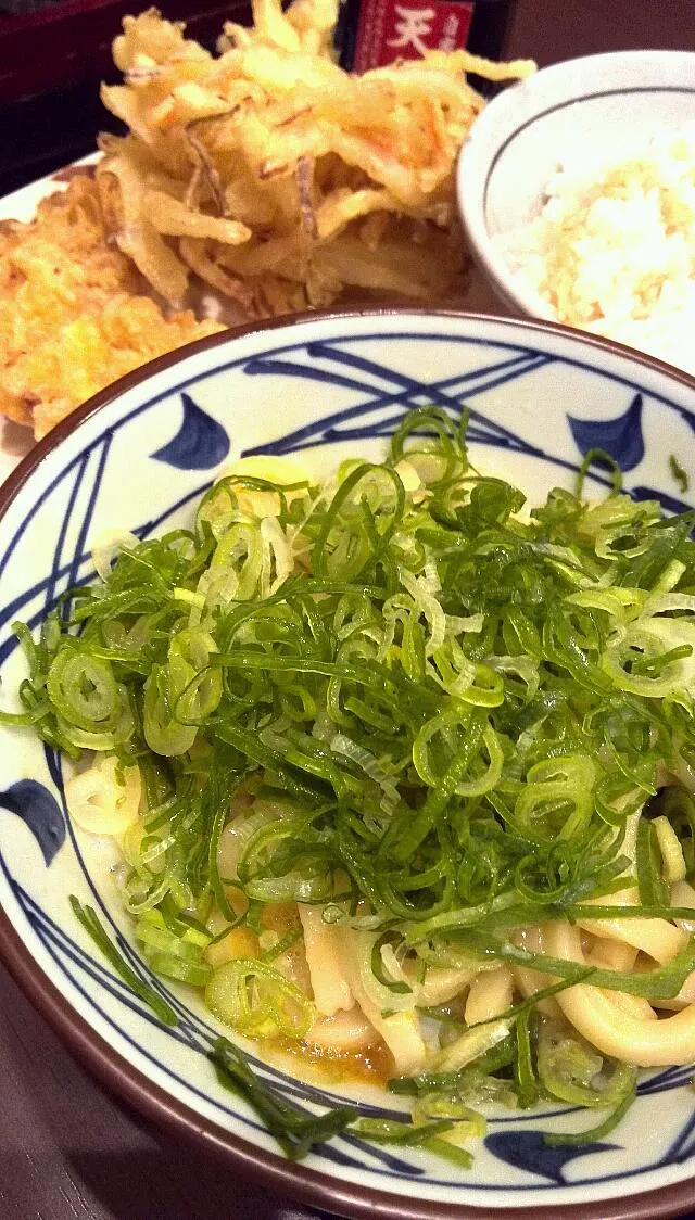 今日初めての食事は、釜温玉うどんに、ごはん、野菜かき揚げとかしわ天。|Takashi H.さん