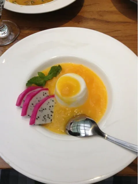 Milk pudding with mango sauce|giacomo liさん