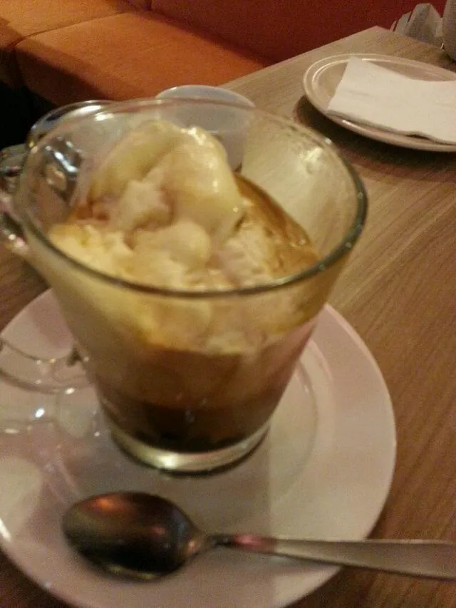 Snapdishの料理写真:delicious drip coffee with vanilla ice cream|nicoleさん