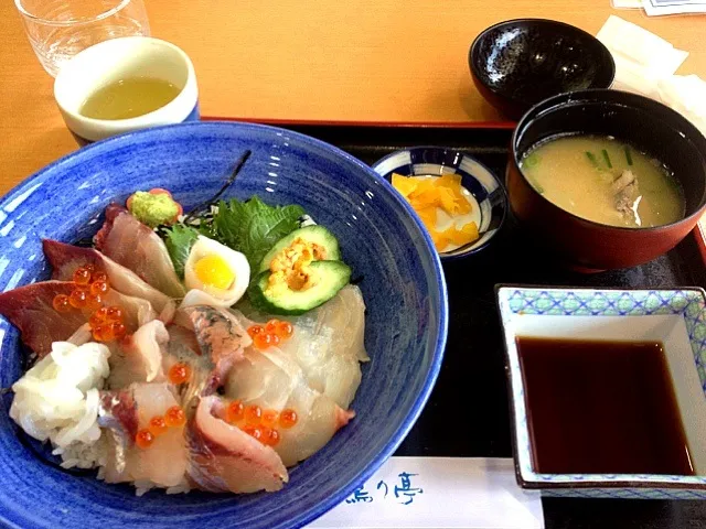 海鮮丼~Bowl of rice topped with sashimi|Minia♥️さん