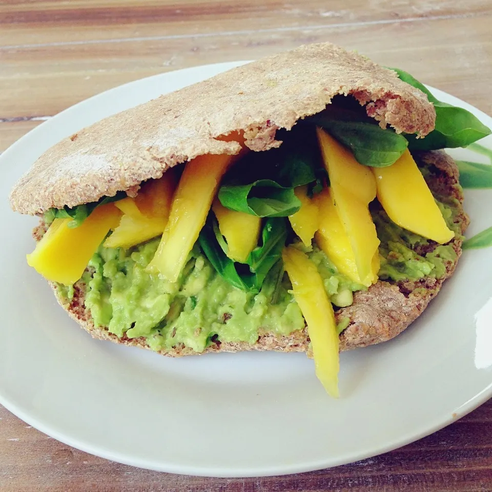 Homemade whole wheat and flax seed pita with mashed avocado, mango slices and fresh basil leaves, fresh summer lunch!|Rianneさん