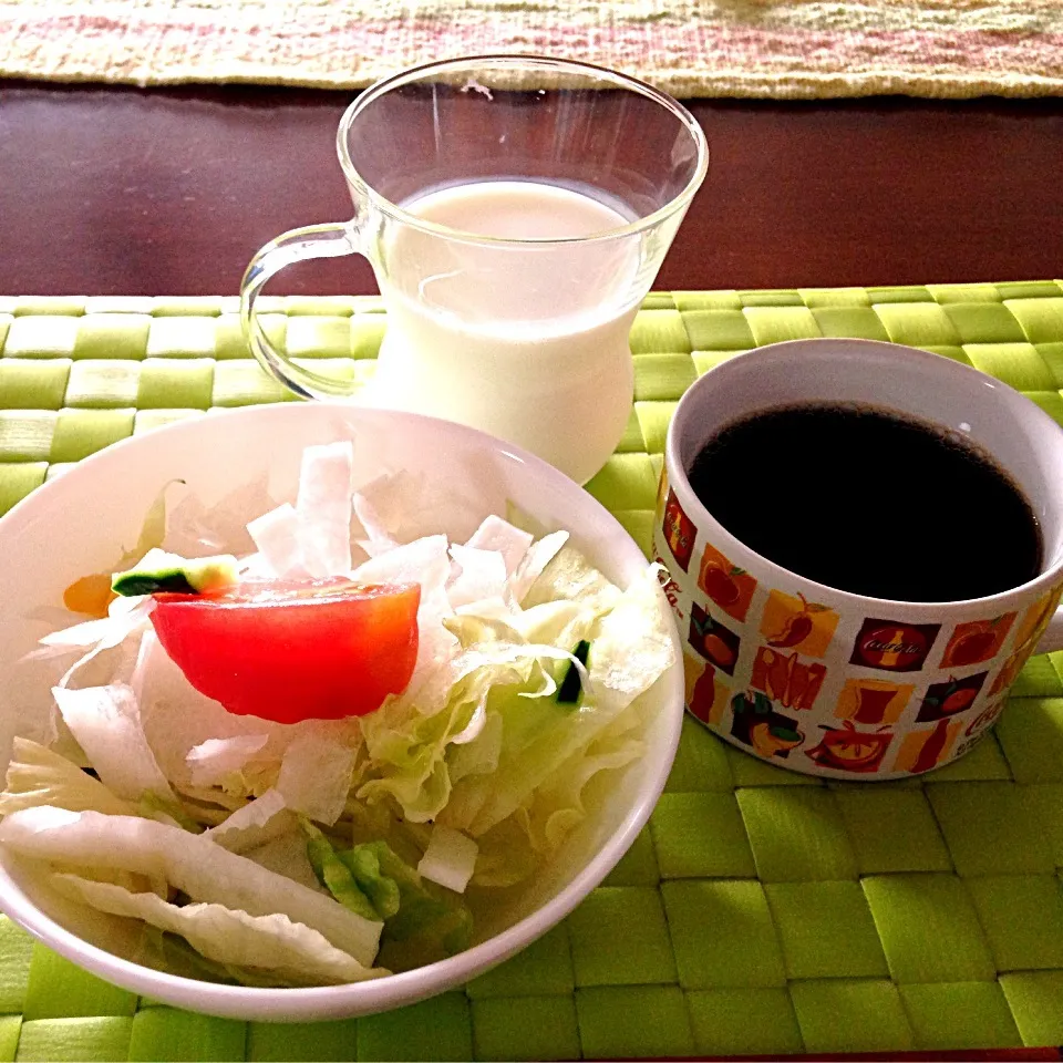 Snapdishの料理写真:サラダ＆フレッシュミルク☕|マニラ男さん