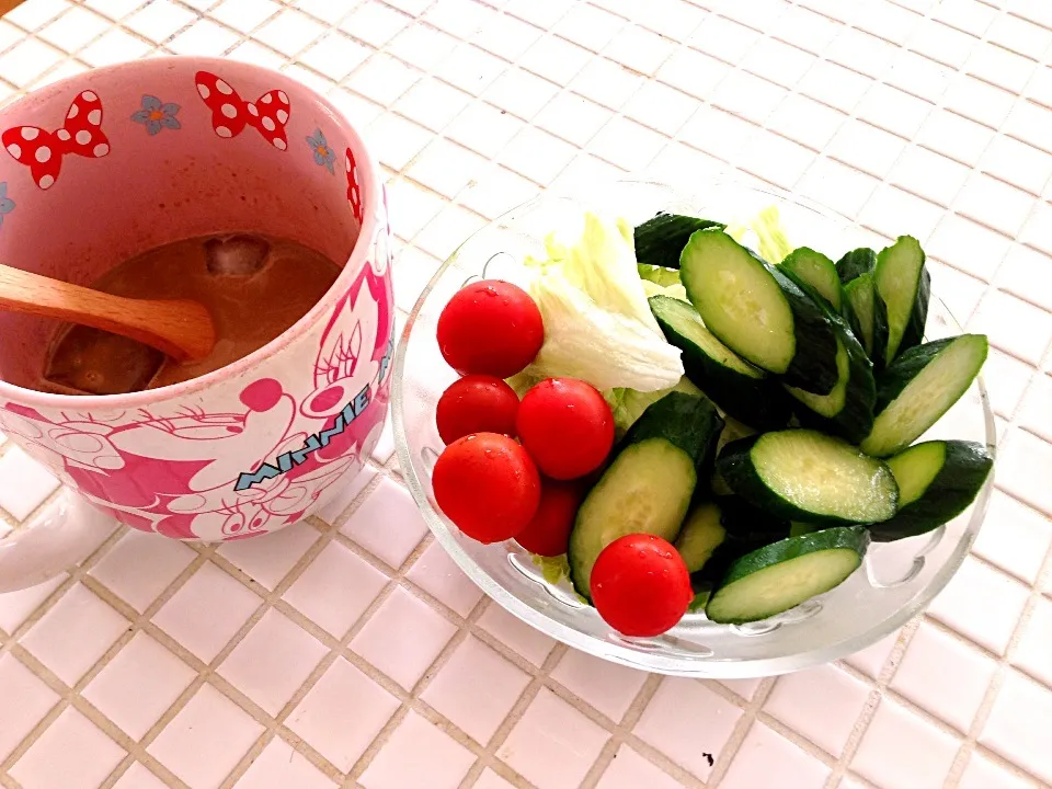 採れたてフレッシュな野菜とカフェオレの朝食|柴崎なほみさん