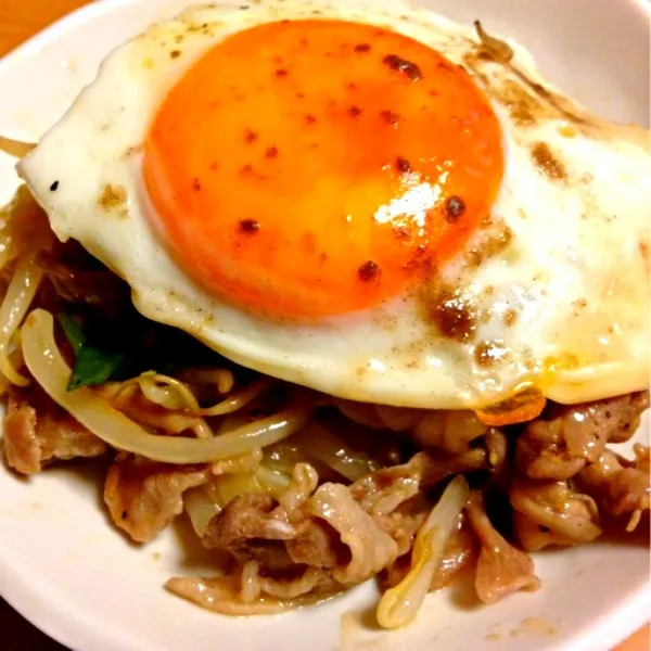 肉野菜炒め 目玉焼きのせ。|chacoさん