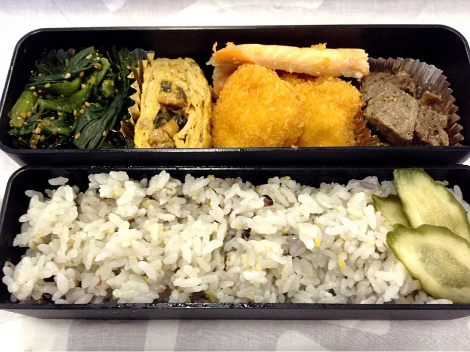 Snapdishの料理写真:弁当（ミスジ黒胡椒焼き、鮭ハラス焼き、白身魚フライ、う巻き玉子、ほうれん草胡麻和え）|SasaMasa213さん