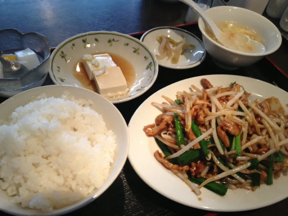 【日替サービスランチ】豚肉細切り・もやし・ニラ炒め定食を頂きました。|momongatomoさん