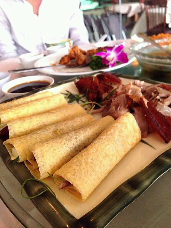 Peking duck 
Rolls of raw veggie and thin crispy roasted duck skin
Dip and eat with sweet sauce. hmmmmmm..|joey limさん