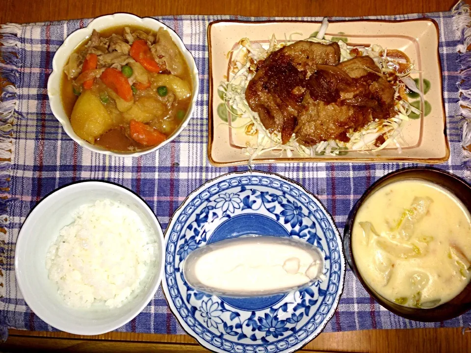 ご飯、シチュー、豚の生姜焼き、肉じゃが、冷奴|ピンコさん