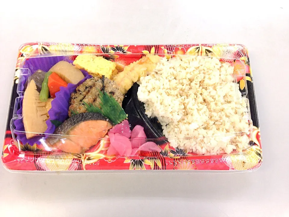 Snapdishの料理写真:鯛めし弁当¥398|sakgami kouichiさん