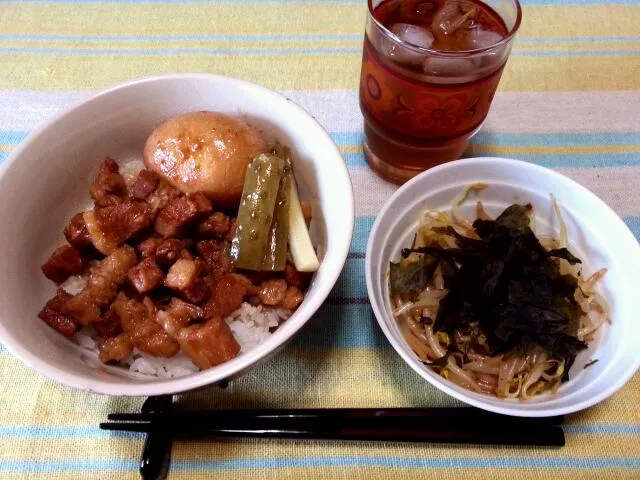 Snapdishの料理写真:130617 今日のひるめし　魯肉飯、もやしとワカメのサラダ|EUREKAさん